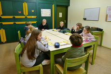 Symbolische Mantelteilung mit den Kommunionkindern (Foto: Karl-Franz Thiede)